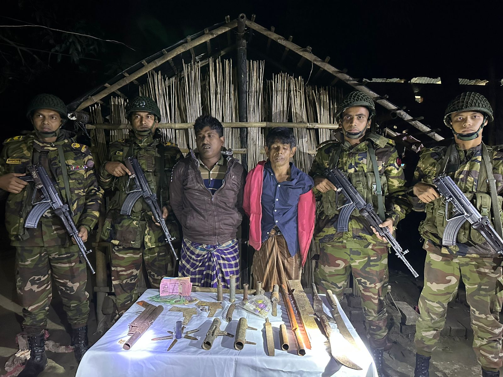 ঝিনাইদহের কালীগঞ্জে অস্ত্র ও গুলিসহ আটক ২