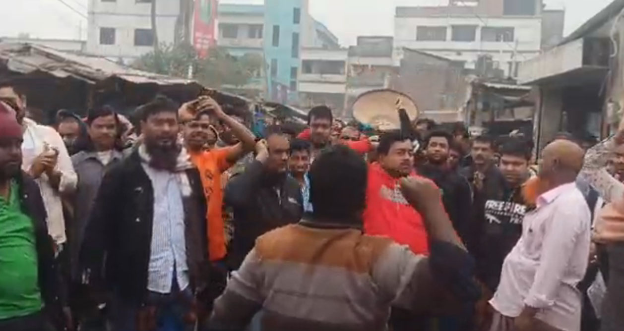 মেহেরপুরে খুচরা ব্যবসায়ীদের বিক্ষোভ ও অবস্থান কর্মসূচি