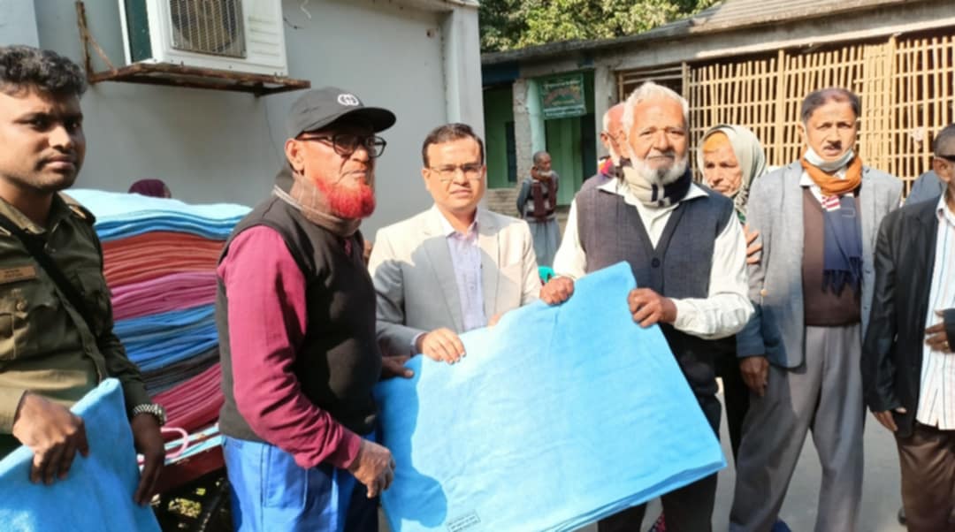 আলমডাঙ্গায় বীর মুক্তিযোদ্ধাদের মাঝে কম্বল বিতরণ