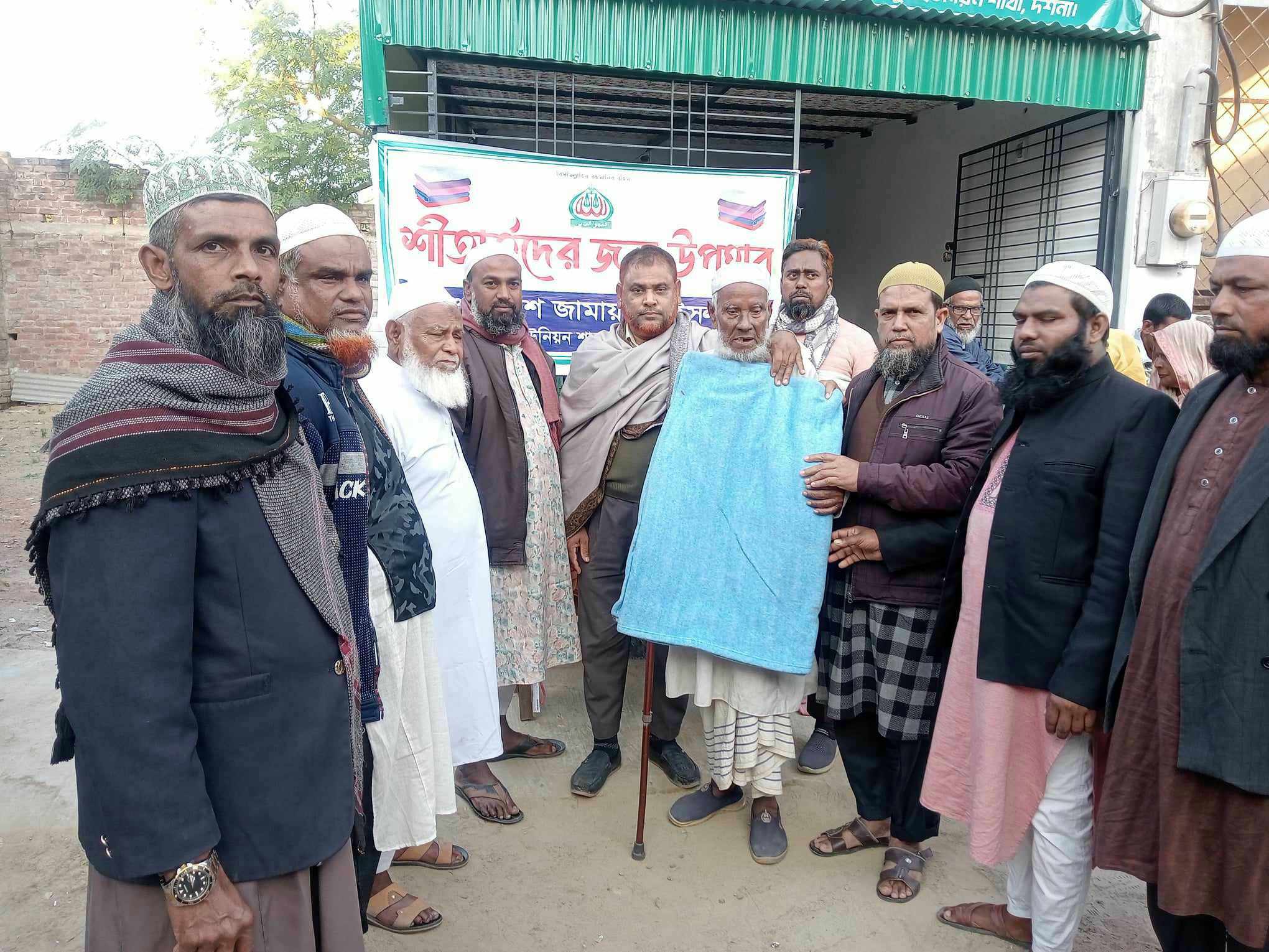 তিতুদহে হিন্দুদের মাঝে জামায়াতের কম্বল বিতরণ