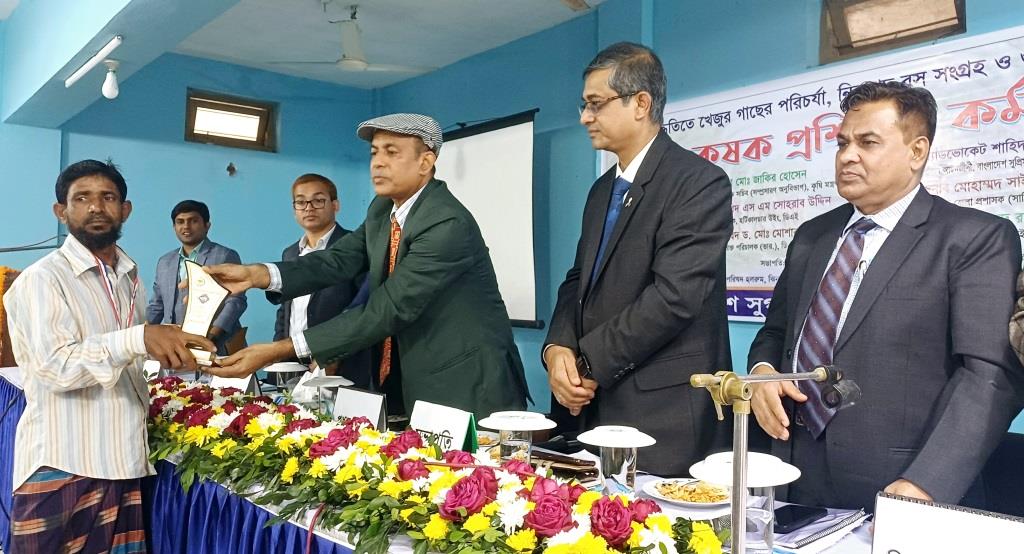 ঝিনাইদহে নিরাপদ খেজুরের রস ও গুড় উৎপাদনে কর্মশালা