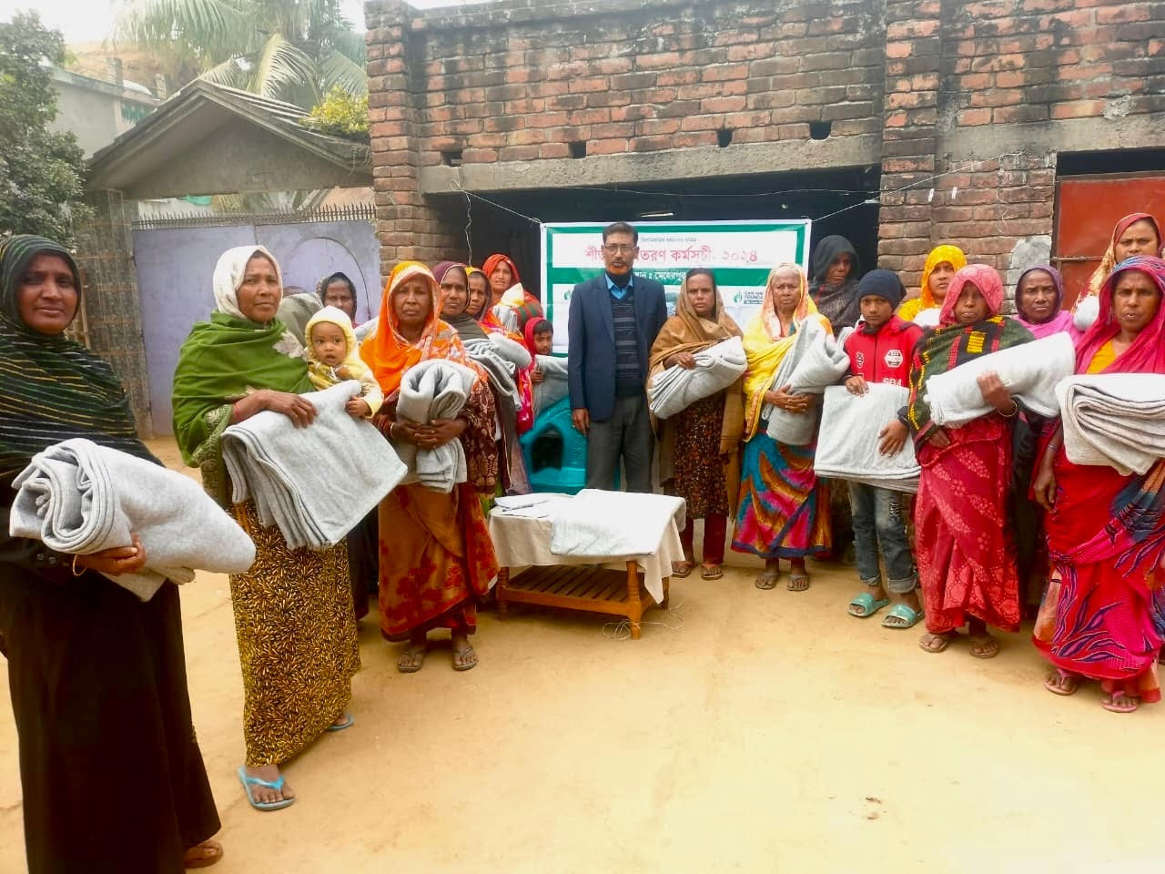 মুজিবনগরে শীতার্তদের মাঝে কম্বল বিতরণ