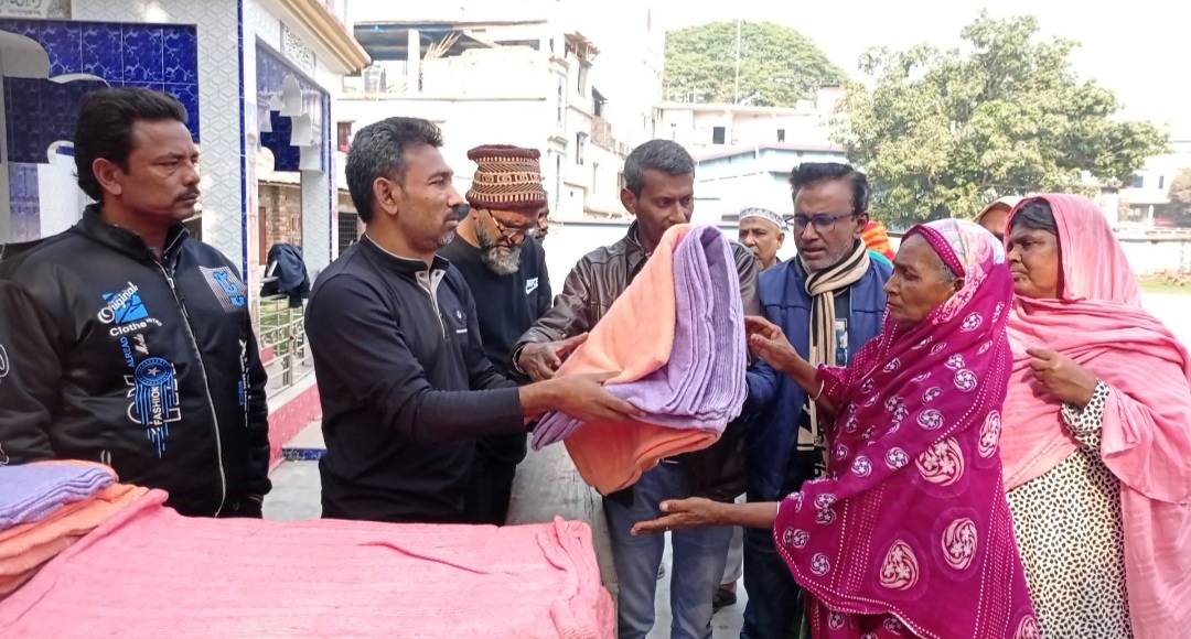 চুয়াডাঙ্গা সদরের যুগিরহুদায় শীতার্তদের মাঝে শীতবস্ত্র বিতরণ