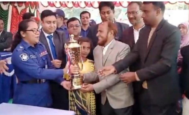 মেহেরপুরে প্রাথমিক বিদ্যালয় ফুটবল টুর্নামেন্টের পুরস্কার বিতরণ