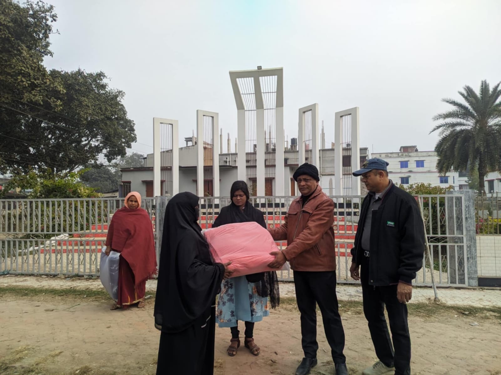 দামুড়হুদায় জাতীয় নাগরিক কমিটির পক্ষে কম্বল বিতরণ