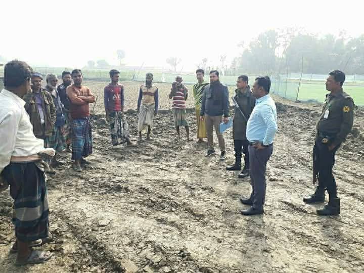 হরিণাকুণ্ডুতে অবৈধভাবে ফসলি জমির মাটি কেটে ইটভাটায় বিক্রি