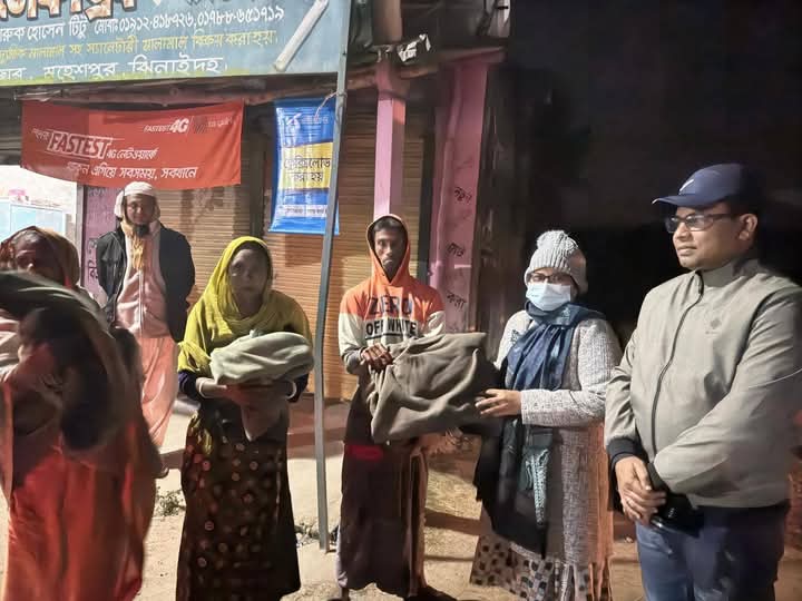 মহেশপুরে গভীর রাতে ভাসমান মানুষের মাঝে শীতবস্ত্র বিতরণ
