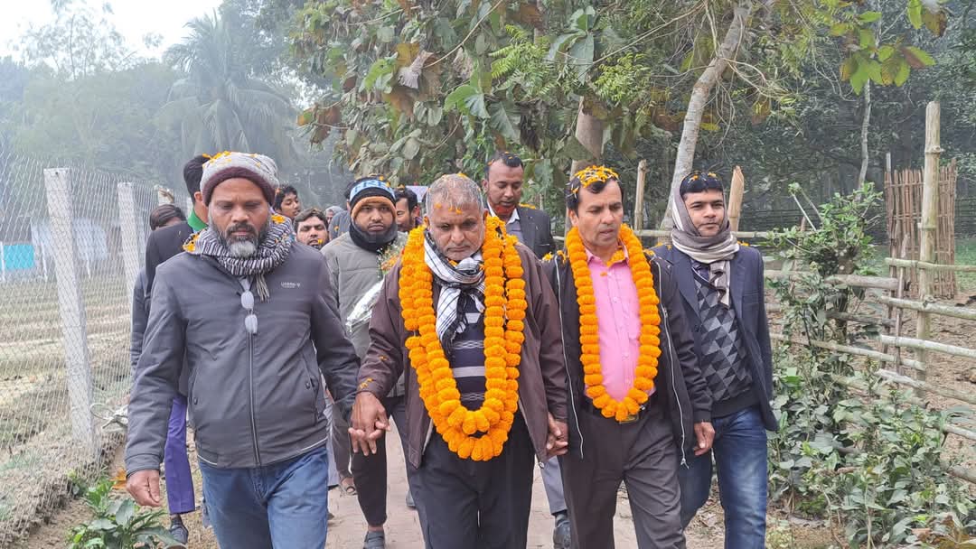 ফুলের মালা দিয়ে বাড়ি পৌঁছে দিলো শিক্ষার্থীরা