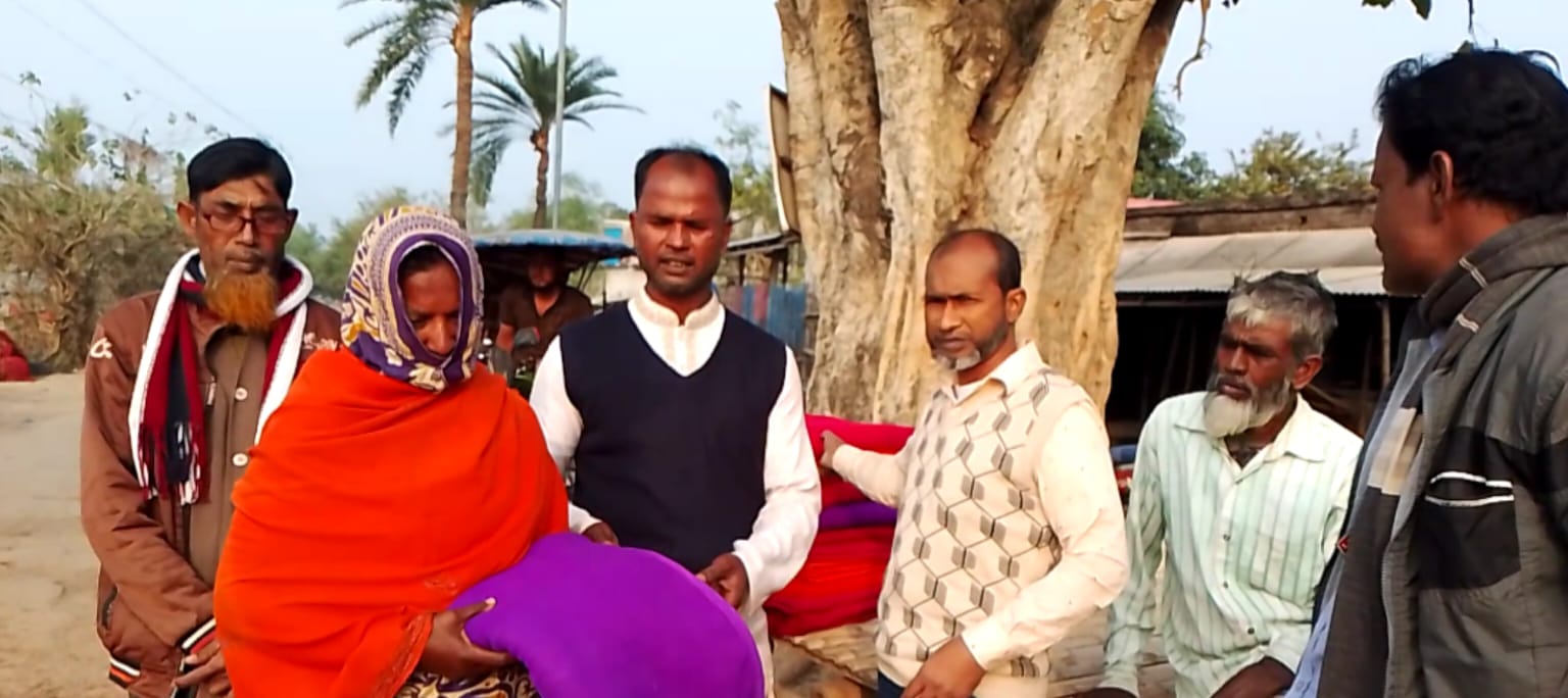 দামুড়হুদার খলিসাগাড়ীতে শীতবস্ত্র বিতরণ