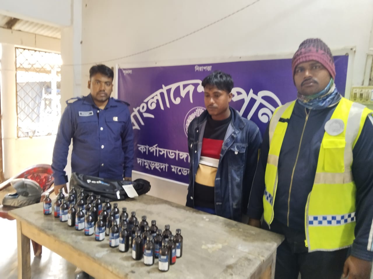 দামুড়হুদায় ৩৬ বোতল ফেনসিডিলসহ মাদক ব্যবসায়ী আটক