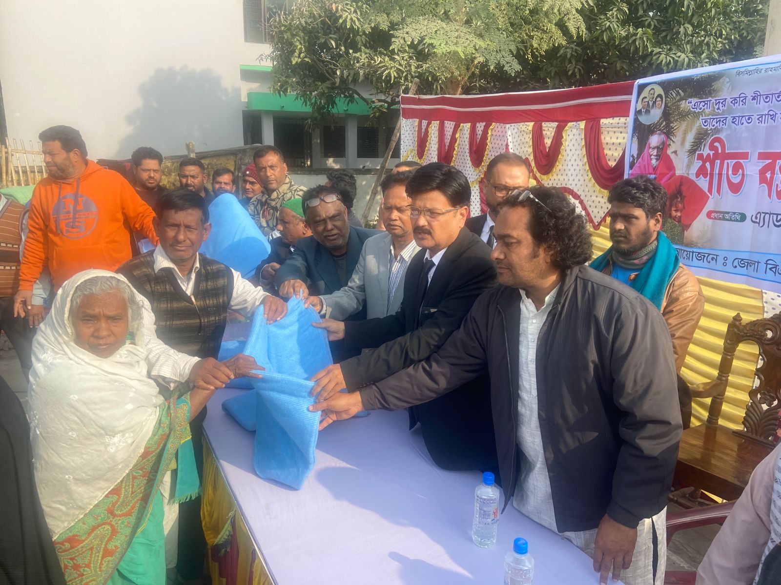 মেহেরপুর জেলা বিএনপির সদস্যসচিবের শীতবস্ত্র বিতরণ