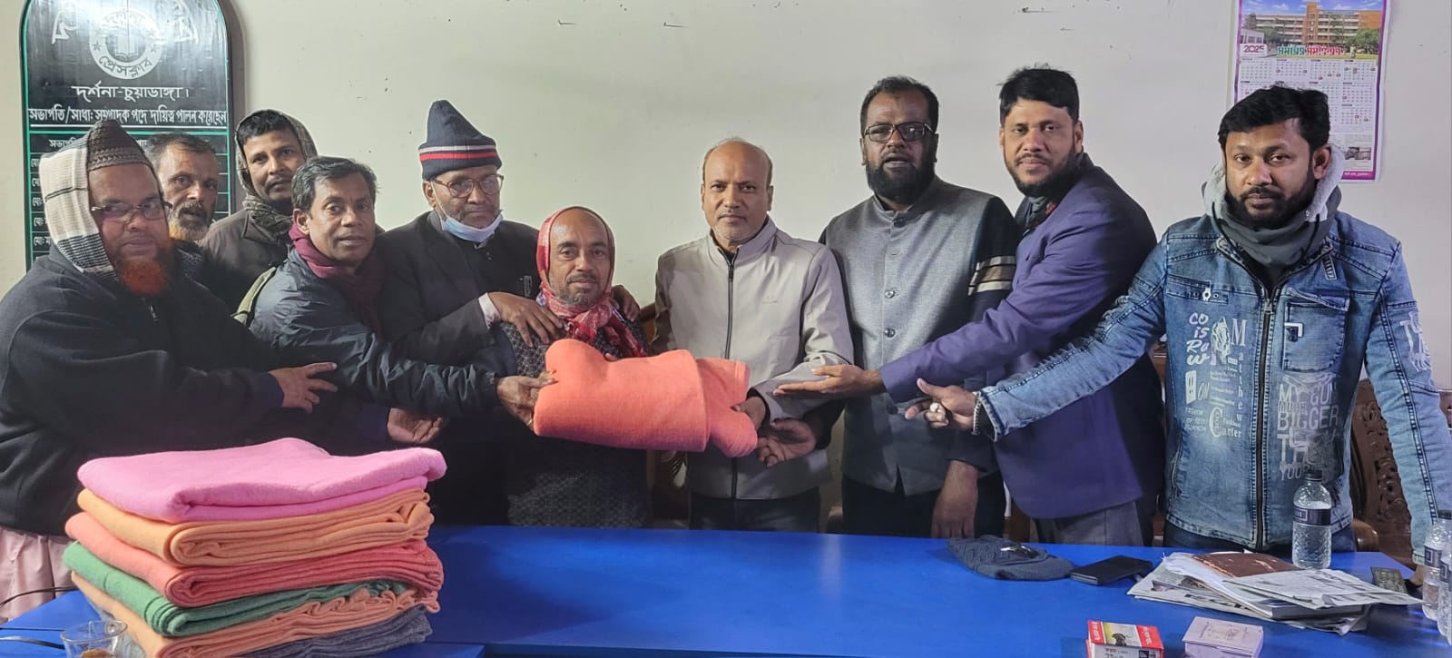 দর্শনা প্রেসক্লাবের পত্রিকা বিক্রয় প্রতিনিধিদের মধ্যে শীতবস্ত্র বিতরণ