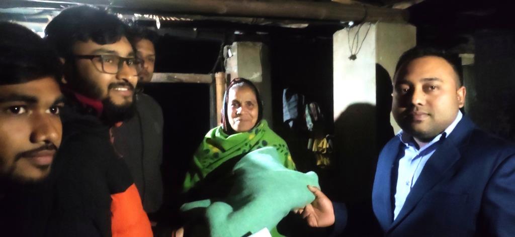 শীতের রাতে ঘুরে ঘুরে কম্বল বিতরণ করলেন দর্শনা পৌর প্রশাসক