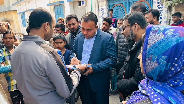 দর্শনায় অবৈধভাবে সার মজুদের অপরাধে ব্যবসায়ী আমিরুলকে লাখ টাকা জরিমানা