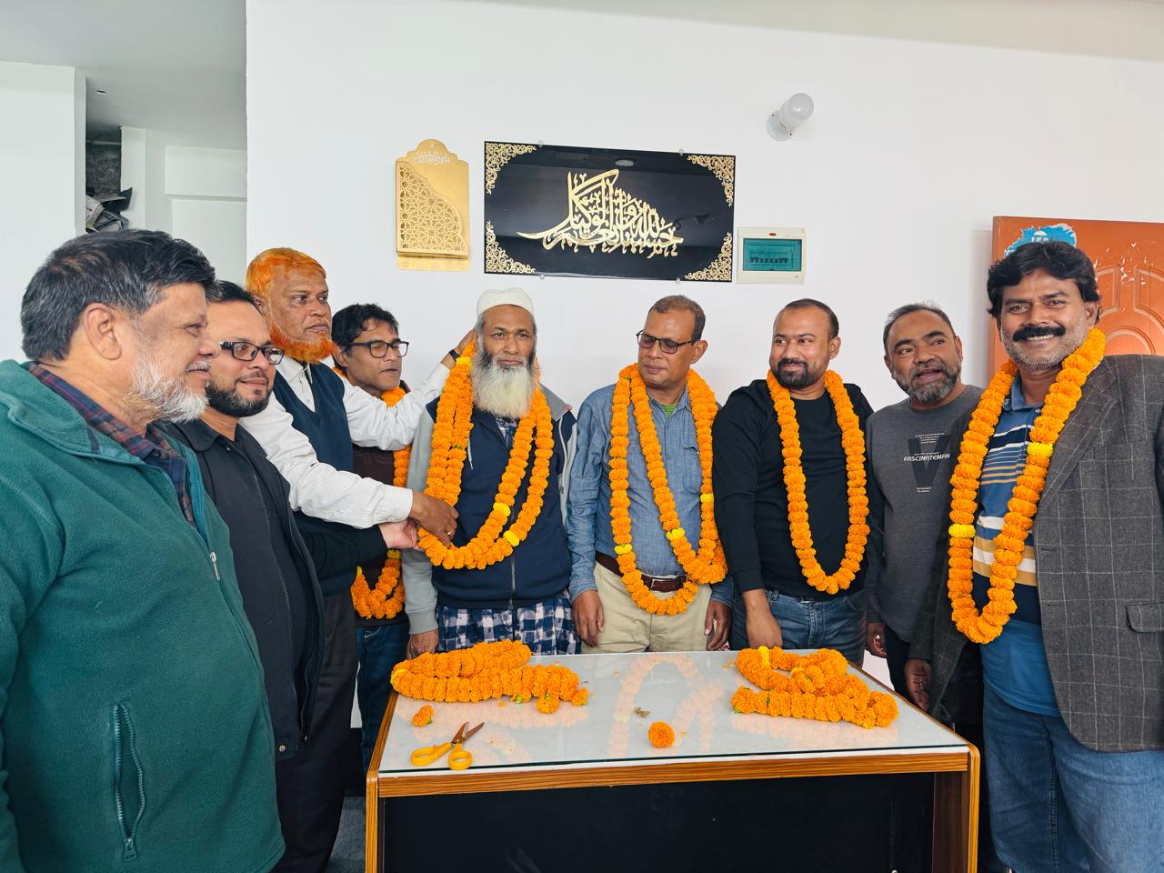 চুয়াডাঙ্গা ট্রাক মালিক গ্রুপের নবগঠিত আহ্বায়ক কমিটিকে ফুলের মালা দিয়ে পৌর বিএনপির শুভেচ্ছা প্রদান