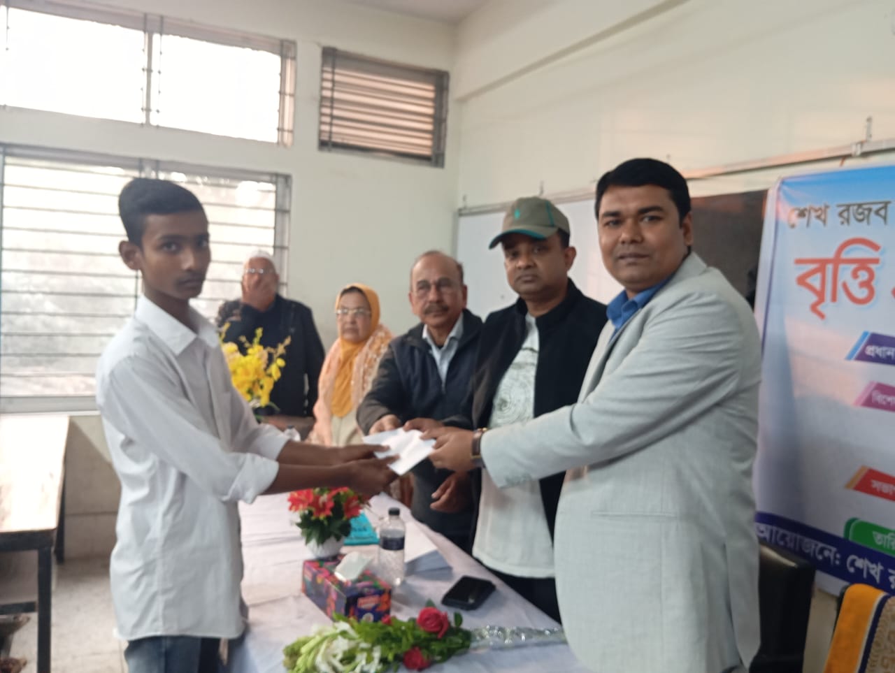 জীবননগর মনোহরপুরে শিক্ষার্থীদের মাঝে বৃত্তি প্রদান
