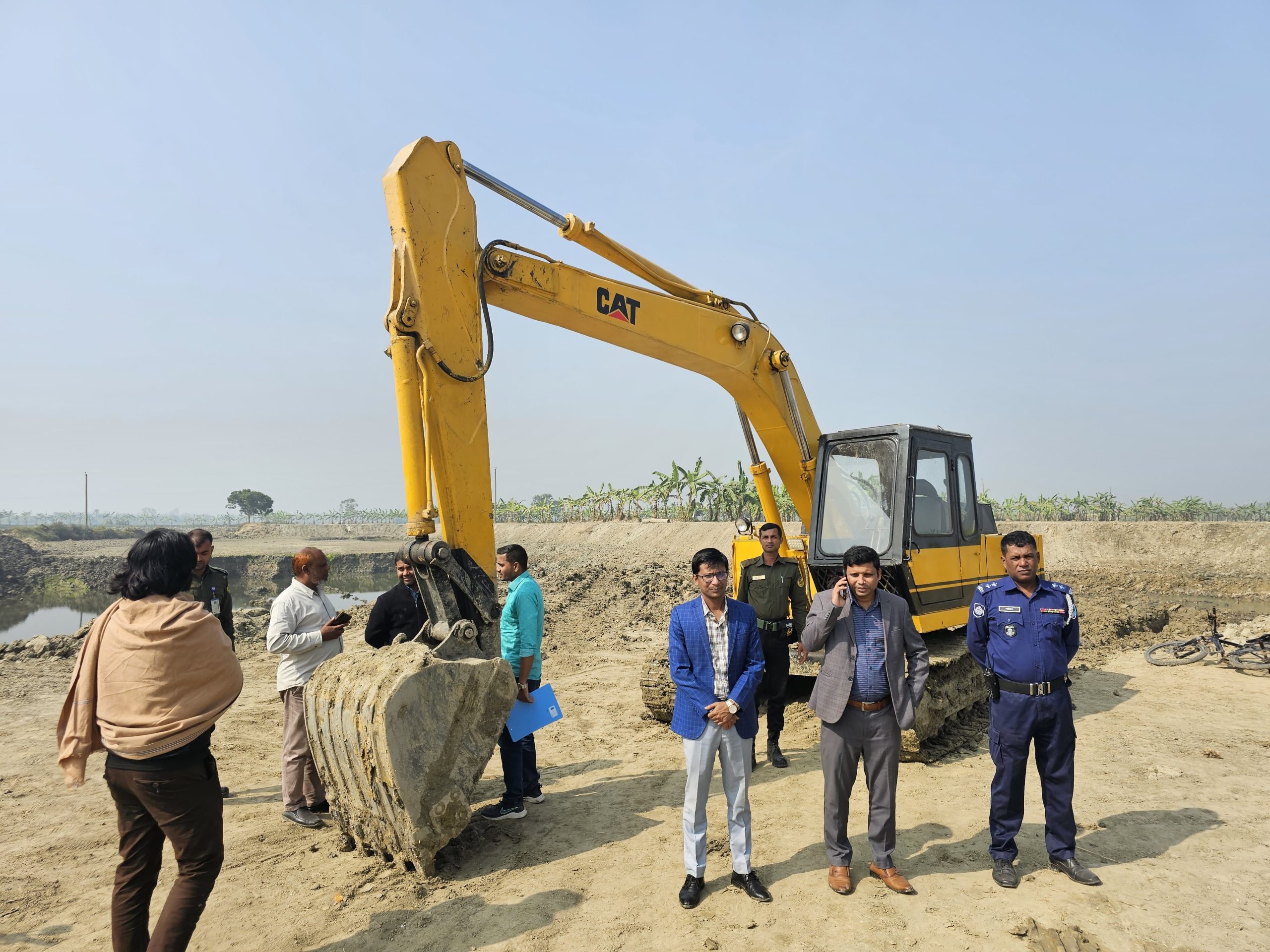 এস্কেভেটর ও মাটিভর্তি চারটি ট্রাক্টর জব্দ