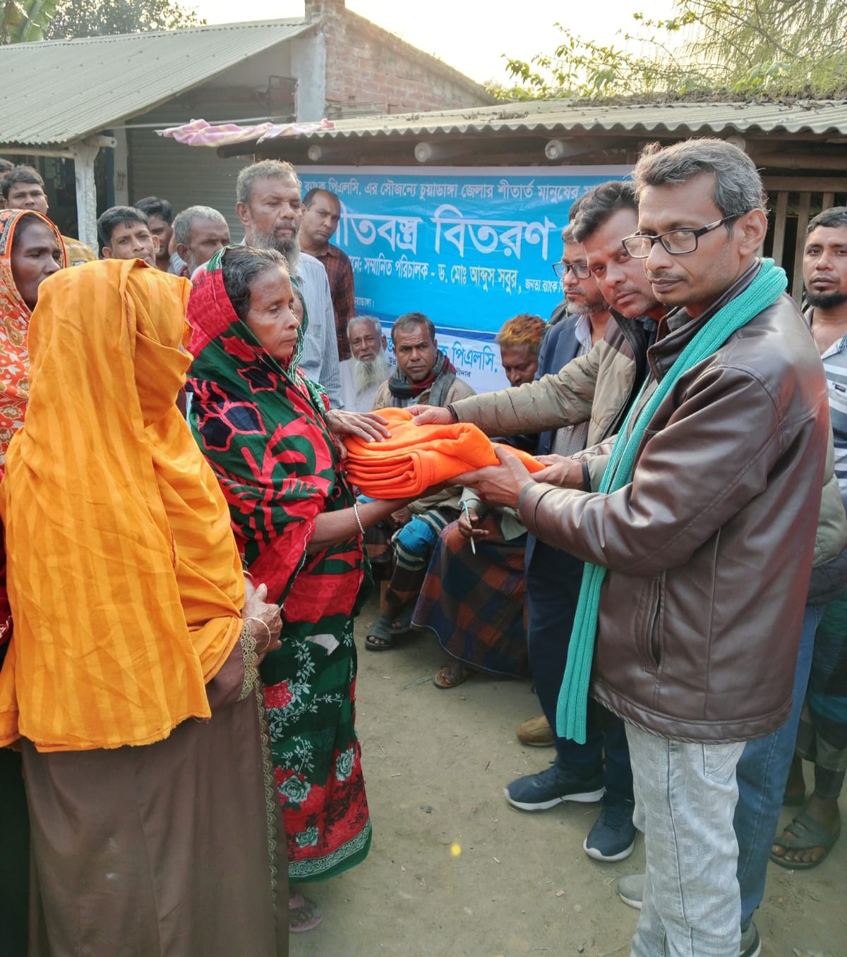 চুয়াডাঙ্গা ও মেহেরপুরে শীতার্তদের মধ্যে কম্বল বিতরণ
