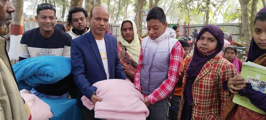 দর্শনায় প্রতিবন্ধী স্কুলে শীতবস্ত্র বিতরণ করেন বিএনপি নেতা বুলেট