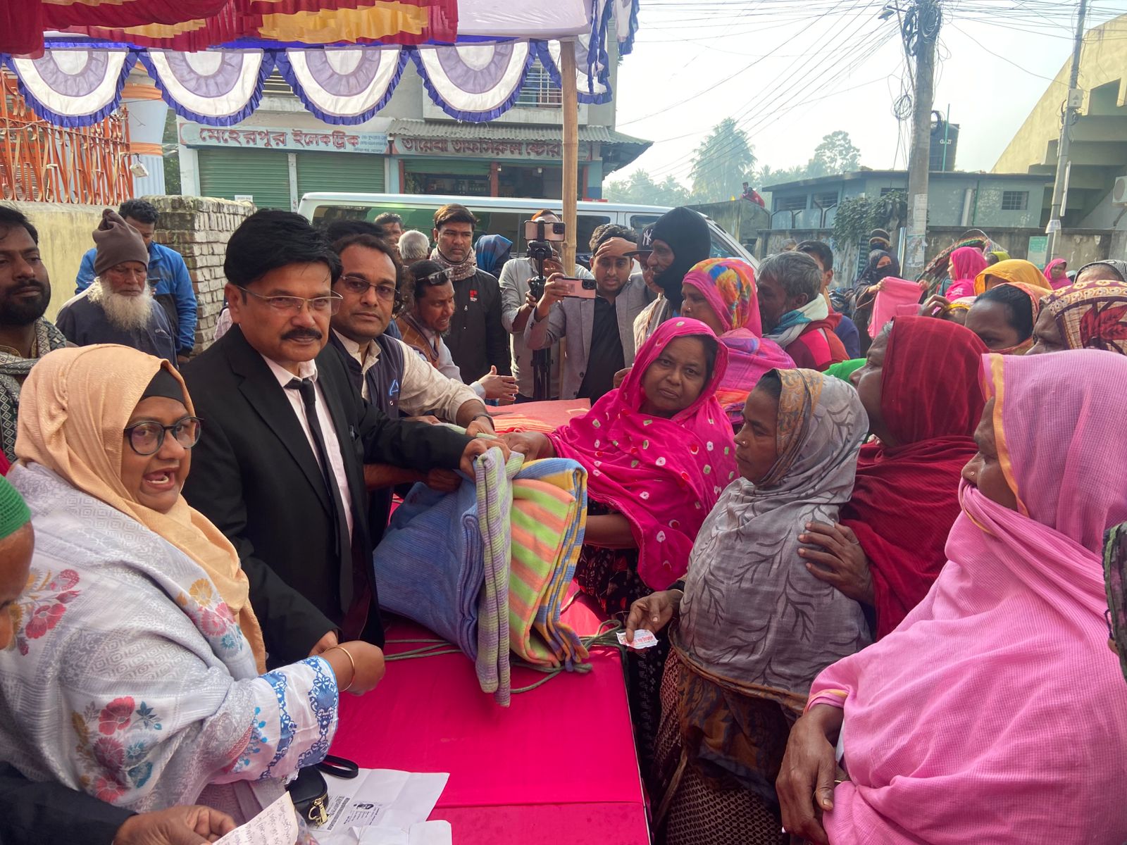 আন্দুলবাড়ীয় ও মেহেরপুরে শীতার্তদের মধ্যে কম্বল বিতরণ