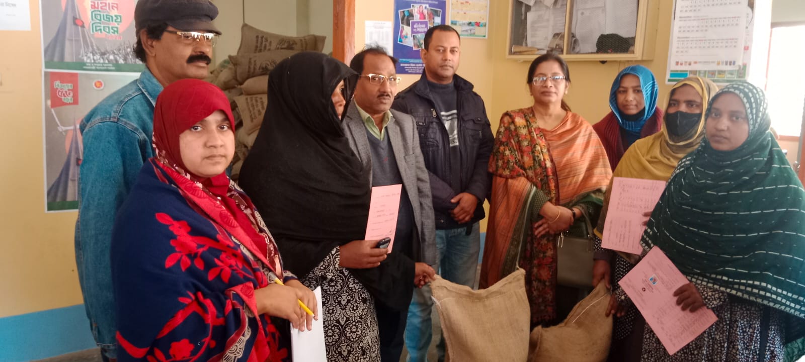 মেহেরপুরে ভালনারেবল উইমেন বেনিফিট উপকারভোগীদের মাঝে চাল বিতরণ
