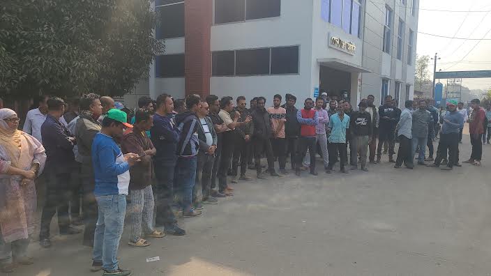 ভোটাধিকার ফিরে পেতে কেরুর চুক্তিভিত্তিক শ্রমিকদের মানববন্ধন