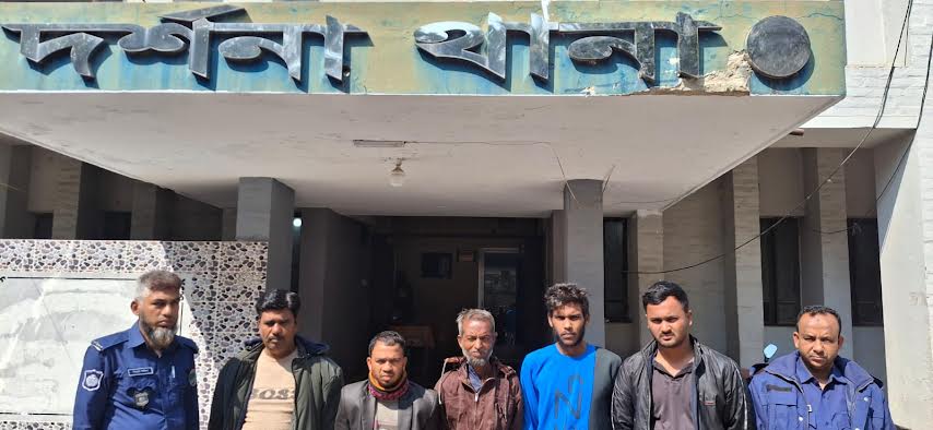 দর্শনায় এক কেজি গাঁজাসহ ৬ জন গ্রেপ্তার