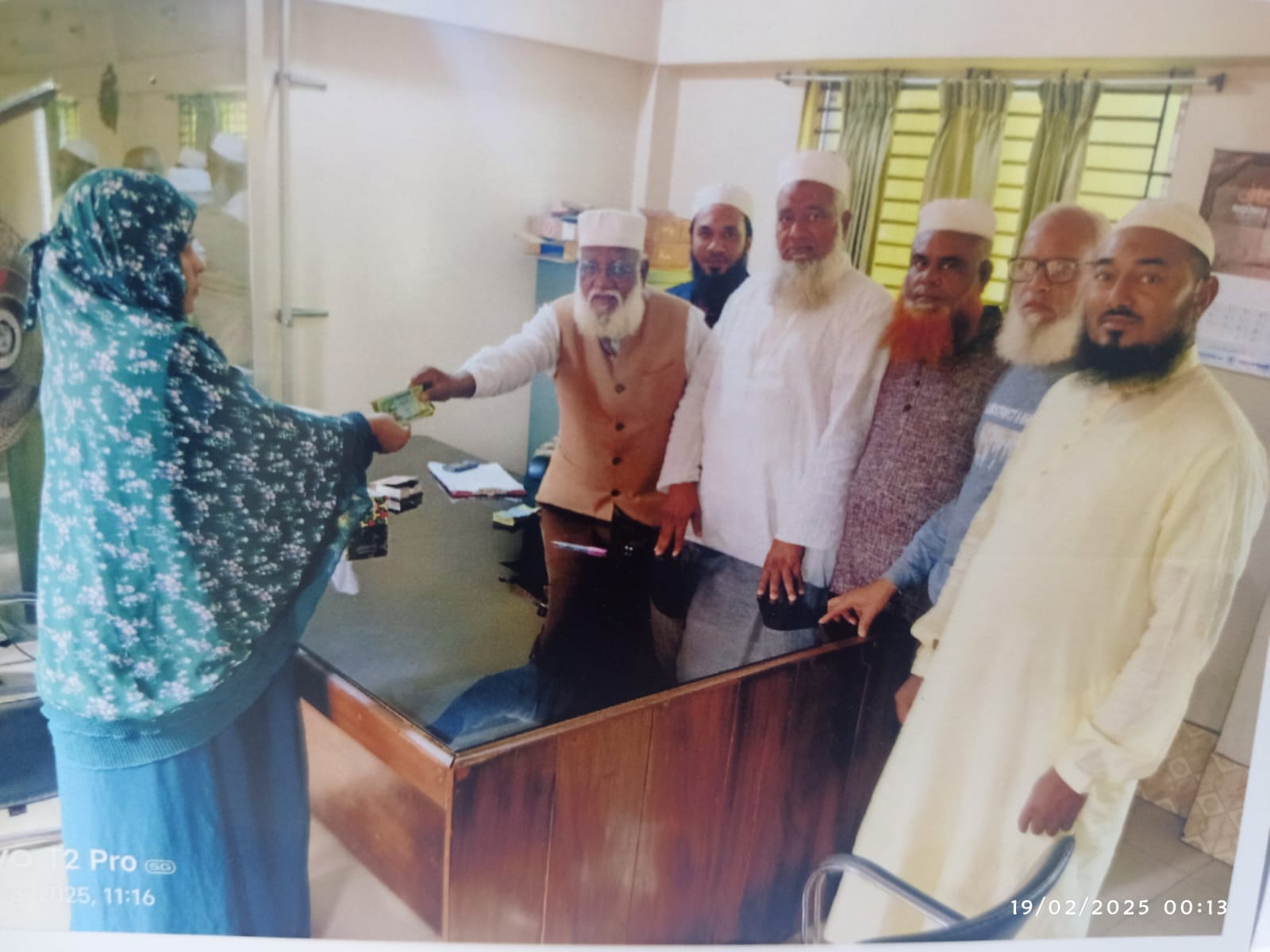চুয়াডাঙ্গার প্রয়াত দুই হেলপারের পরিবার পেল ৫০ হাজার টাকা