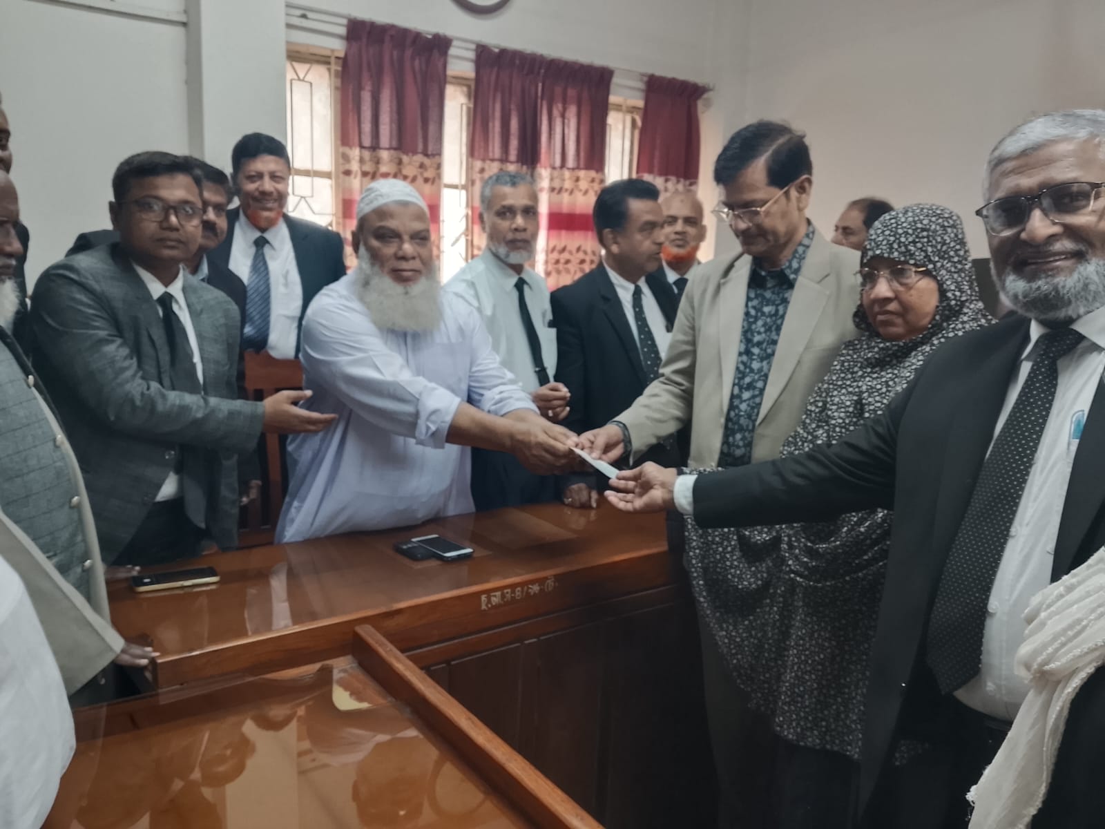 প্রয়াত আইনজীবী রবগুলের পরিবার পেল ২৫ লাখ টাকা