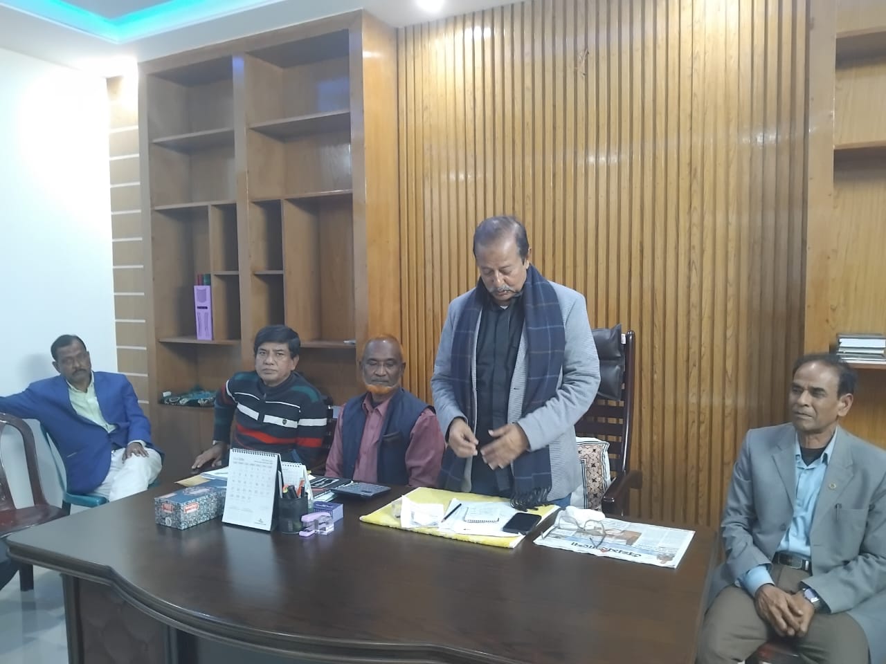 চুয়াডাঙ্গা নাগরিক পরিষদের শীতবস্ত্র বিতরণ মূল্যায়ন সভায় সদস্যবৃন্দ