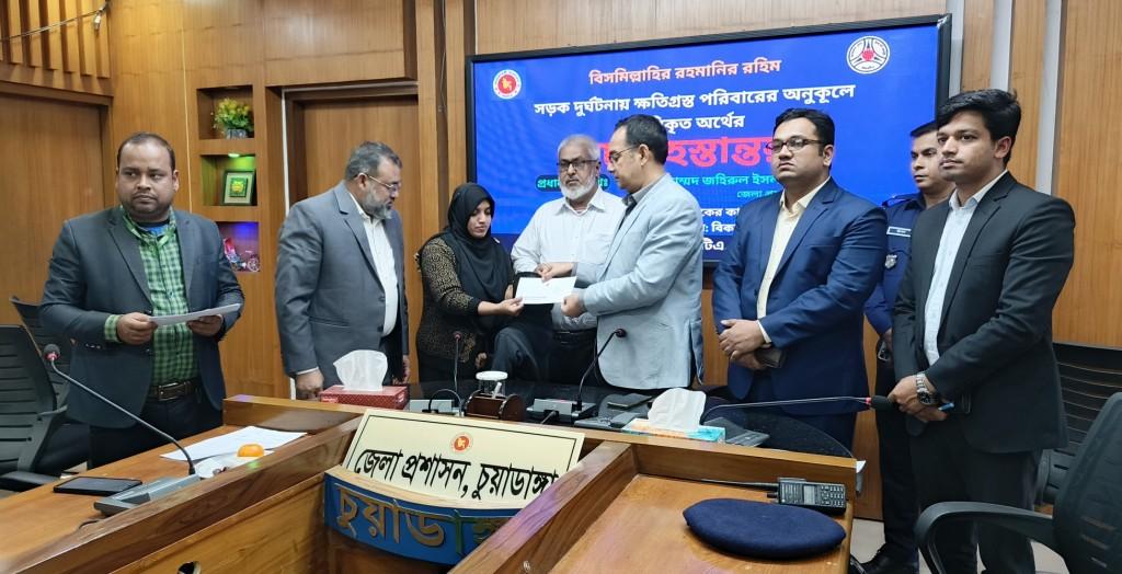 চুয়াডাঙ্গায় সড়কে ক্ষতিগ্রস্ত সাত পরিবারকে ৩৫ লাখ টাকার চেক হস্তান্তর
