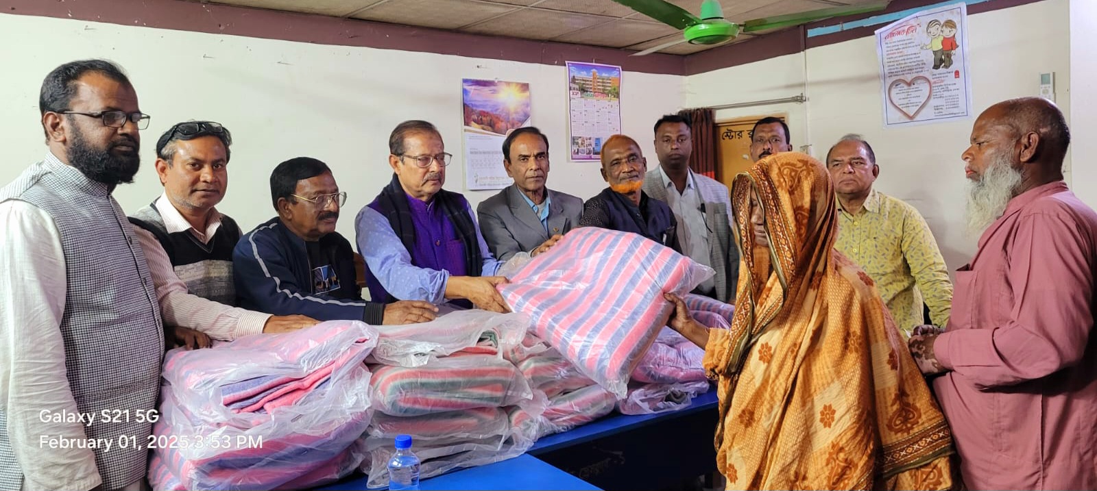 চুয়াডাঙ্গা নাগরিক পরিষদের উদ্যোগে দর্শনা ও জীবননগরে কম্বল বিতরণ