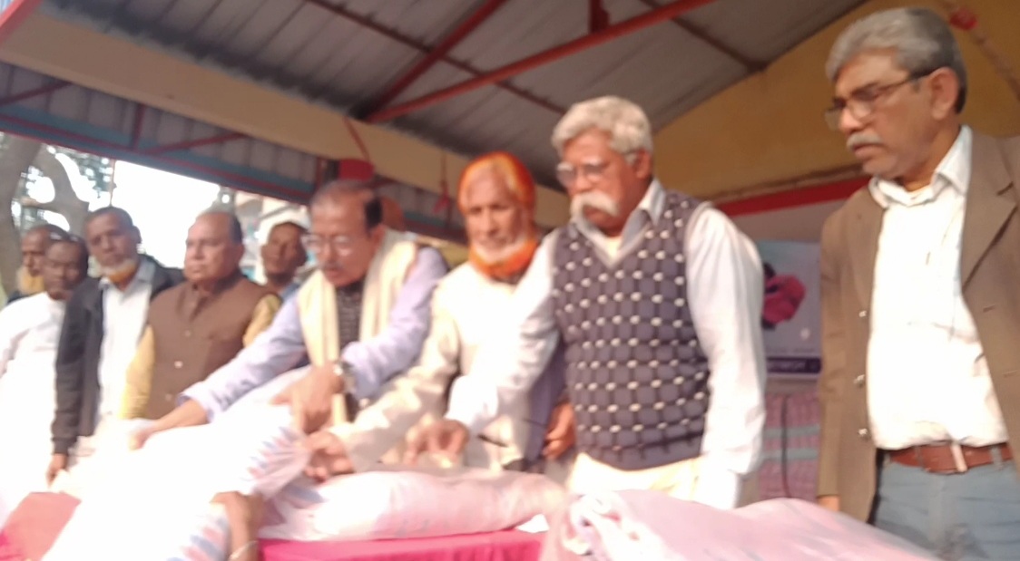 চুয়াডাঙ্গা নাগরিক পরিষদের উদ্যোগে কম্বল বিতরণ
