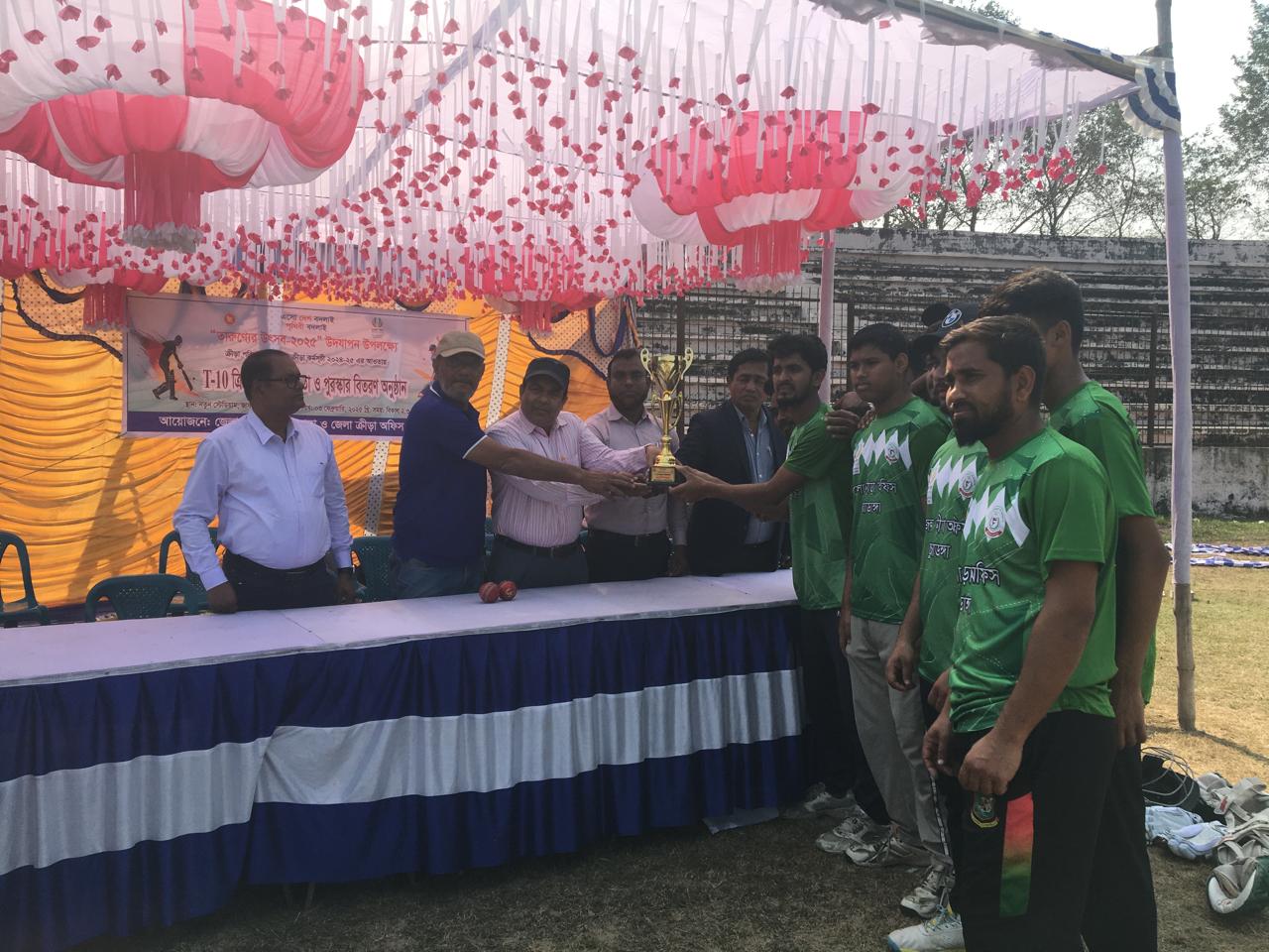 চুয়াডাঙ্গায় ছাত্রদের টি-১০ ক্রিকেট টুর্নামেন্টের পুরস্কার বিতরণ