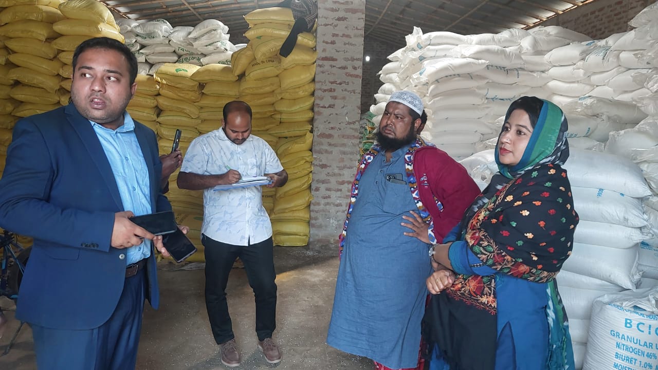 দামুড়হুদায় নাঈম বীজ ভান্ডারে অতিরিক্ত সার মজুদের অভিযোগ