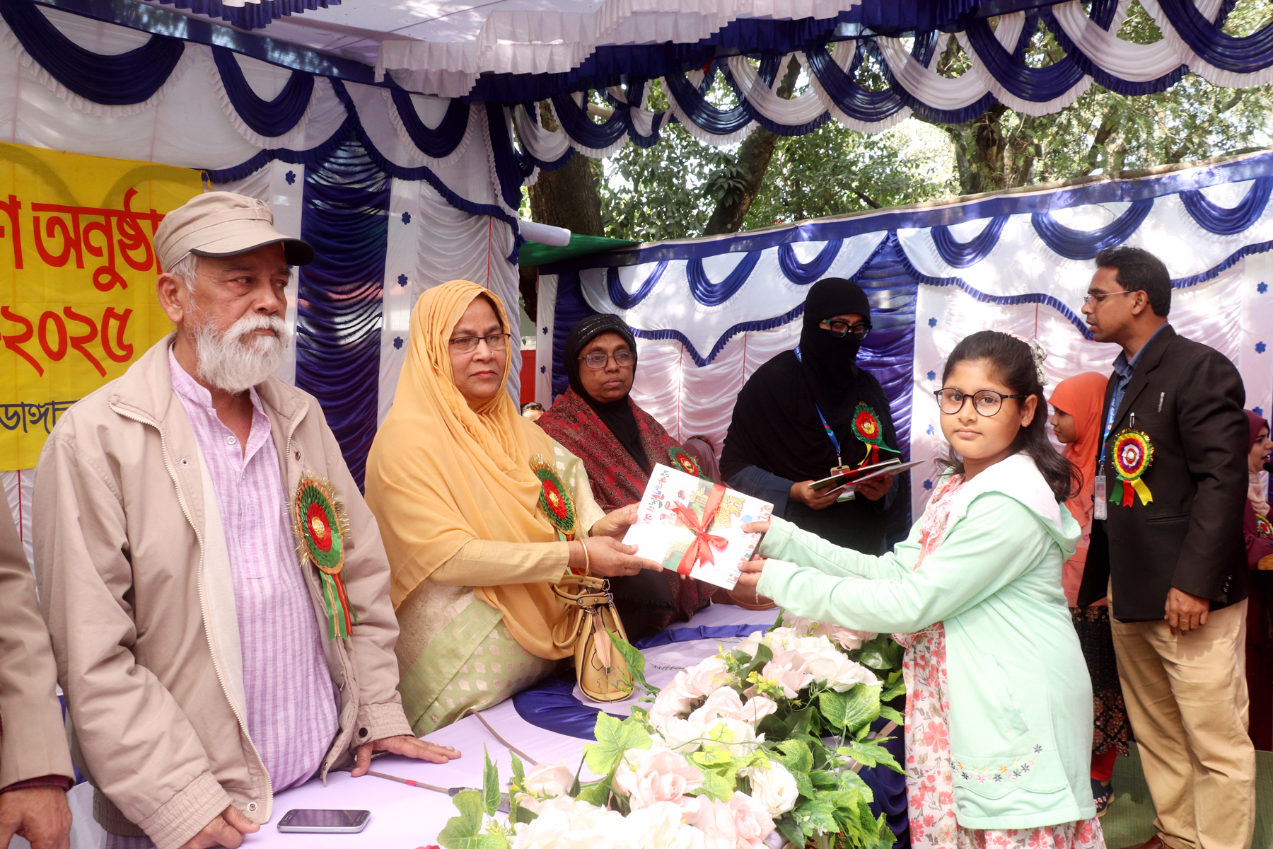 ফুলকুঁড়ি শিশু বিদ্যালয়ে কৃতি শিক্ষার্থী ও বিজয়ীদের মধ্যে পুরস্কার বিতরণ