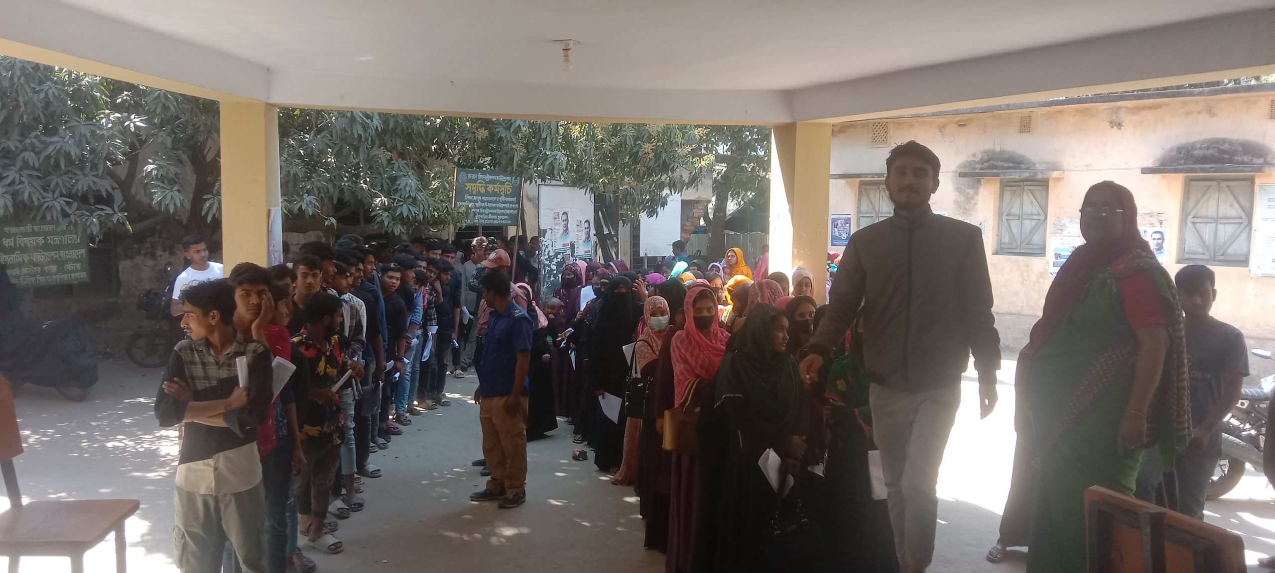 আন্দুলবাড়ীয়ায় নতুন ভোটারদের ছবি তোলা সম্পন্ন