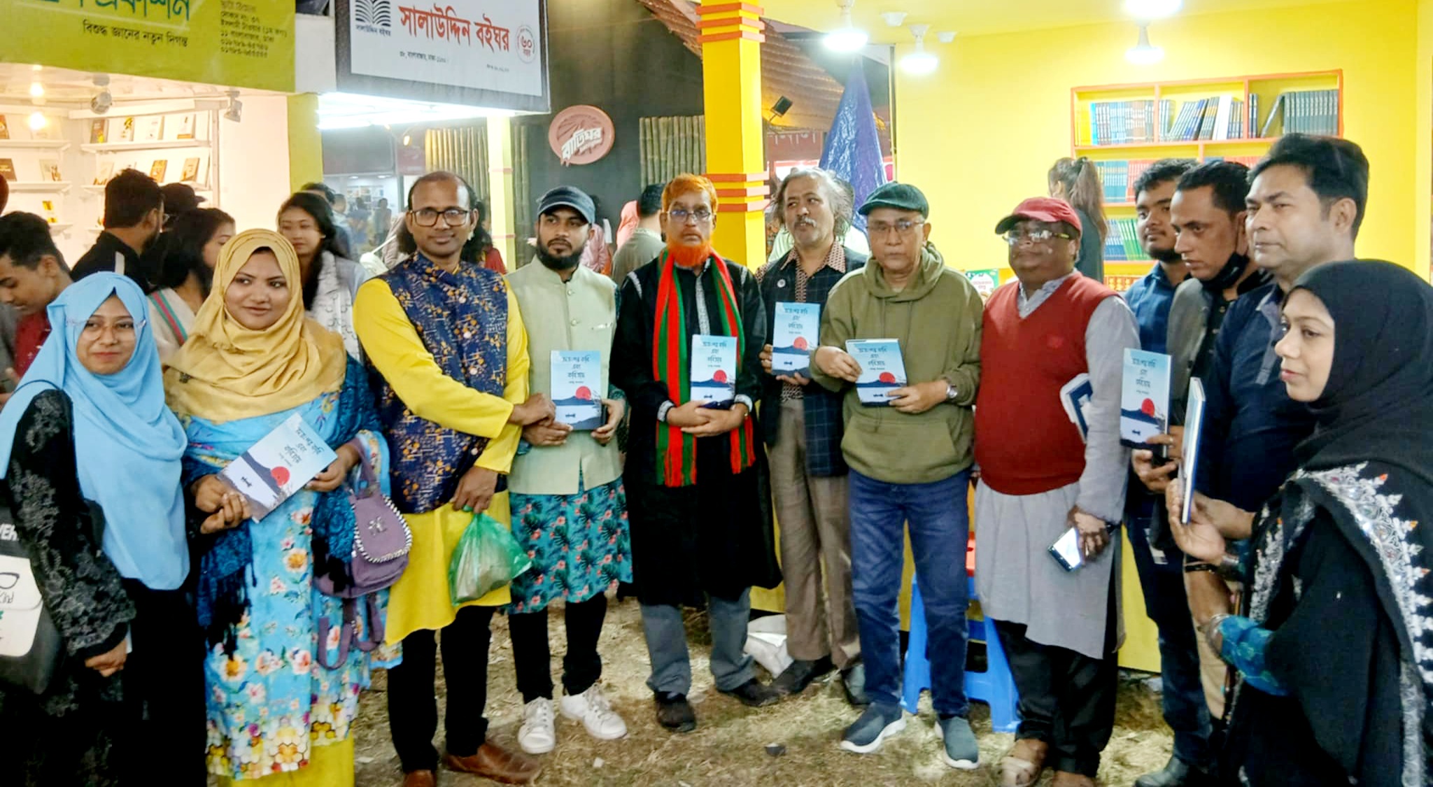 চুয়াডাঙ্গার বিশিষ্ট কথা সাহিত্যিক কবি মনজু খন্দকারের ‘অতঃপর কবি এবং কবিতায়’ গ্রন্থের মোড়ক উন্মোচন