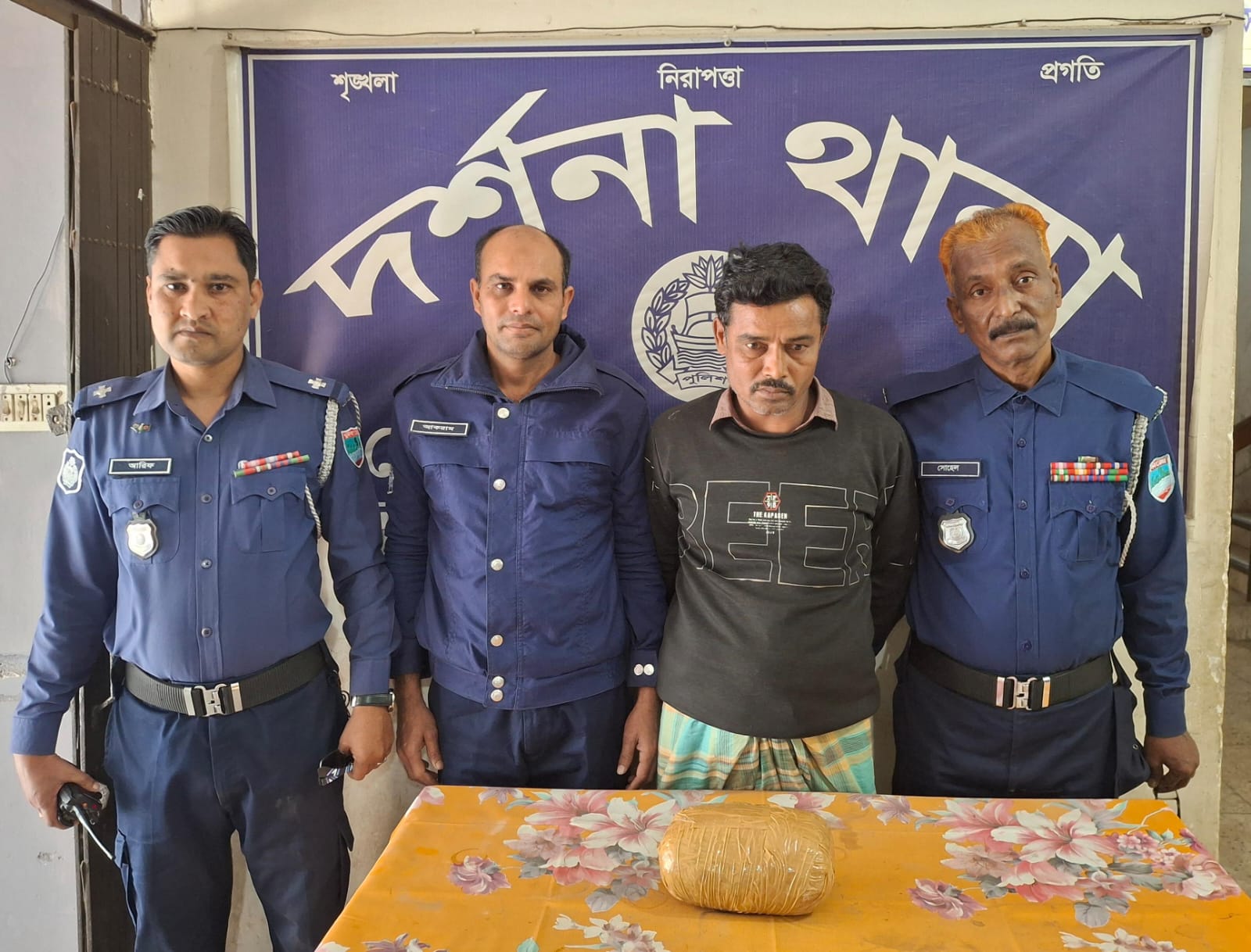 দর্শনায় পুলিশের অভিযানে গাঁজাসহ গ্রেপ্তার ১