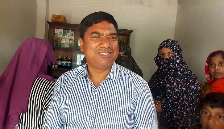 ডাক্তার না হয়েও দিচ্ছেন গাইনি ও চক্ষু চিকিৎসা