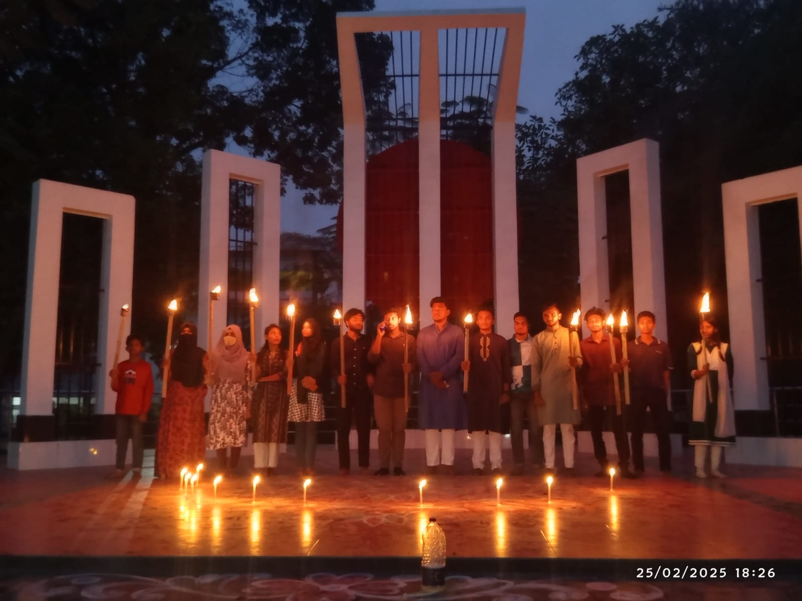 চুয়াডাঙ্গায় সন্ধ্যায় মোমবাতি ও মশাল প্রজ্জ্বলন