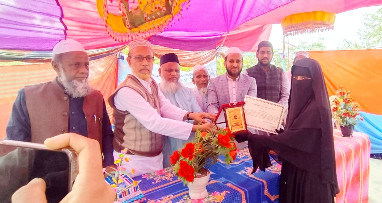 আবিদা ইসলাম আদর্শ বালিকা হাফিজিয়া মাদরাসার প্রথম হেফজ সমাপনী