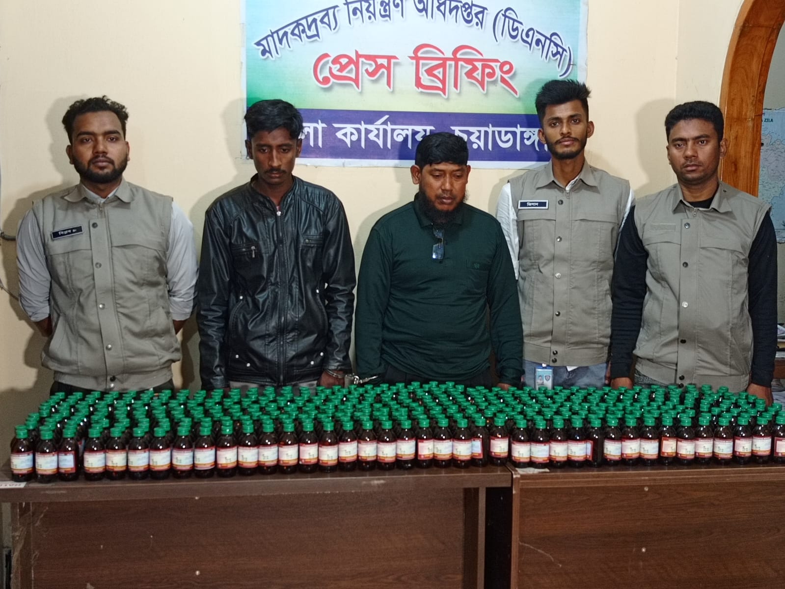 চুয়াডাঙ্গার বদরগঞ্জে ৪২৮ বোতল অবৈধ অ্যালকোহল জব্দ, আটক ২