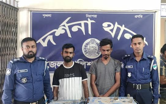 দর্শনায় চোরাই মাইক্রোবাস ও তিনটি ব্যাটারিসহ গ্রেপ্তার ২