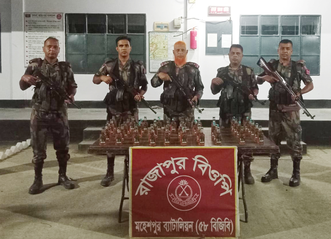 সীমান্তে মাদক উদ্ধার, অবৈধভাবে ভারতে যাওয়ার সময় আটক ২