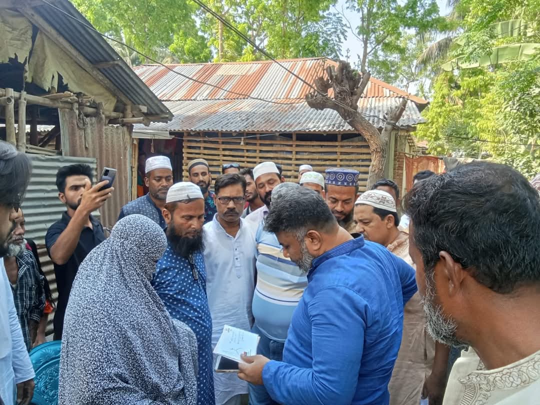 ৫ শহিদের বাড়িতে জেলা বিএনপির সম্পাদক শরীফুজ্জামান