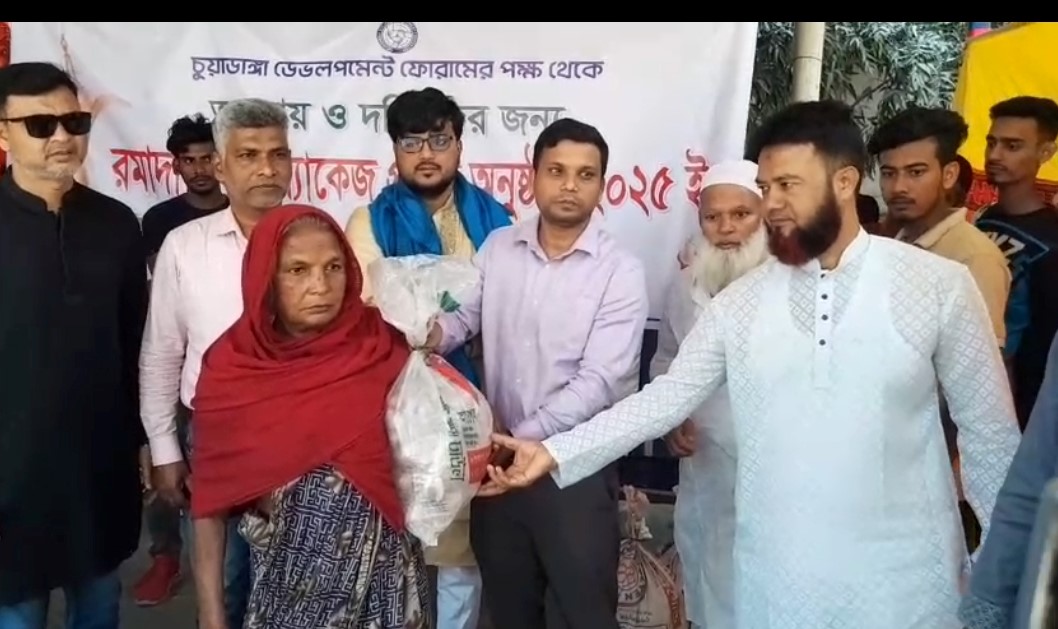 চুয়াডাঙ্গার সদর উপজেলা নির্বাহী অফিসারের পাশে দুই আওয়ামী লীগ নেতা