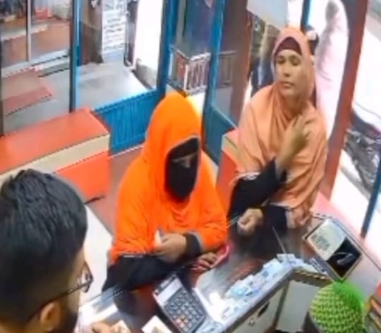 চুয়াডাঙ্গা গোল্ডকিং জুয়েলার্সে স্বর্ণের চেন চোর হাসিনা গ্রেপ্তার