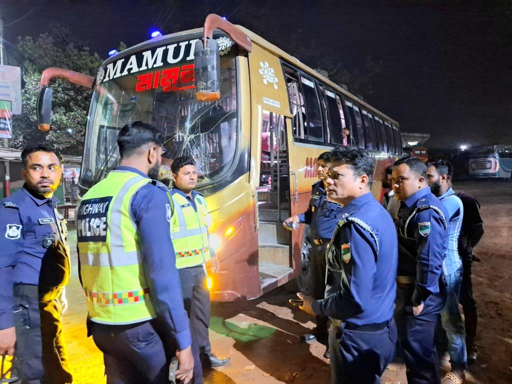 ঝিনাইদহে ডাকাতি রোধে ও যাত্রীদের নিরাপত্তায় পুলিশি টহল জোরদার