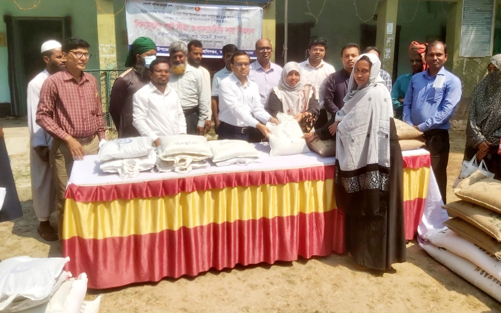 আলমডাঙ্গায় কৃষকদের মাঝে বীজ ও সার বিতরণ